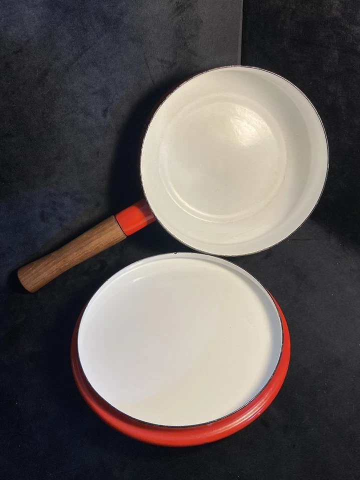 Cacerola Dansk Kobenstyle esmalte rojo 2 cuartos con tapa trivet y mango de madera Foto 4 de 4