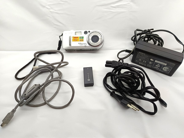 Sony Cyber-shot DSC-P7 3.2MP Silver CAMERA+ CHARGER + BATTERY - TESTED