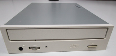 Hitachi CDR-8335 24x CD-Rom IDE Laufwerk 5,25 Zoll von 1998 für PC