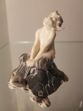 ROYAL COPENHAGEN Mod 858 Faun auf Schildkröt...