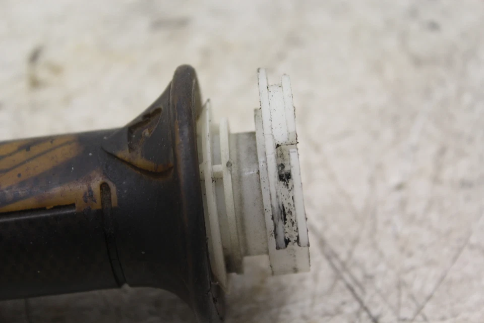 SUZUKI GSXR750W 750 1995 OEM DERECHA IZQUIERDA CLIP MANILLAR JUEGO PAR D28D Foto 4 de 4