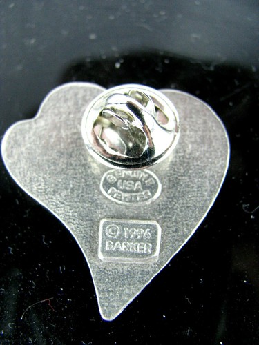 Firmado BARKER 1996 De Colección Genuino Corazón de Peltre con Corazones PIN de Solapa Hecho en EE. UU. - Imagen 2 de 3