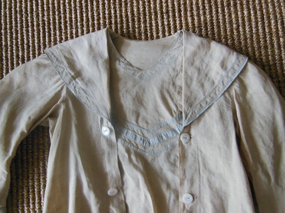 Traje de marinero antiguo para niños Top de algodón beige con ribete azul y botones de fregona Foto 3 de 4