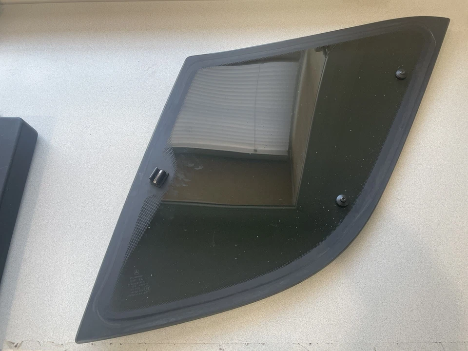 1998-2003 MERCEDES-BENZ ML320 ~ ЛЕВАЯ ЧЕТВЕРТЬ ВЕНТИЛЯЦИОННОЕ СТЕКЛО ОКНА ~ A1636700350 - Изображение 2 из 3