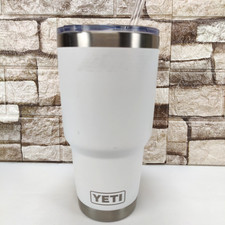 Vaso aislante YETI Rambler 30 OZ blanco con tapa superior y carretilla
