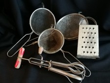 Alte Küchengeräte, DDR-Ostalgie, Handmixer, Reibe, 3 verschiedene Siebe, 