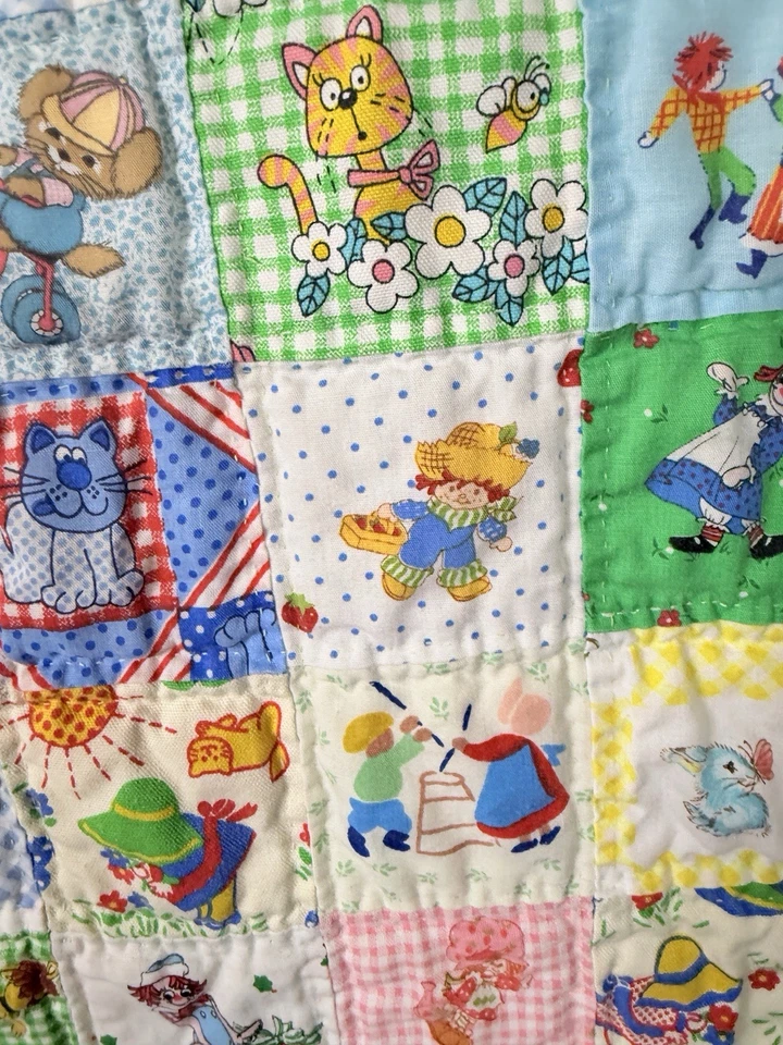 Edredón bebé vintage hecho a mano años 70 80 fresa pastel dibujos animados retazos Foto 4 de 4