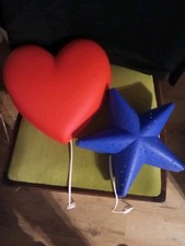 2 Lampen von I K E A -blauer Stern u rotes  Kunstst.Herz - mit Schnur und Schalt