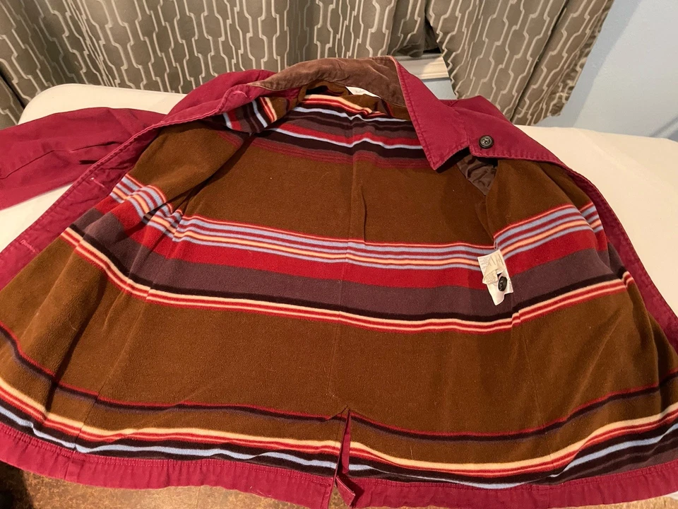 Abrigo de granero Woolrich para mujer mediano rojo cuello de pana manta a rayas línea polar Foto 4 de 4