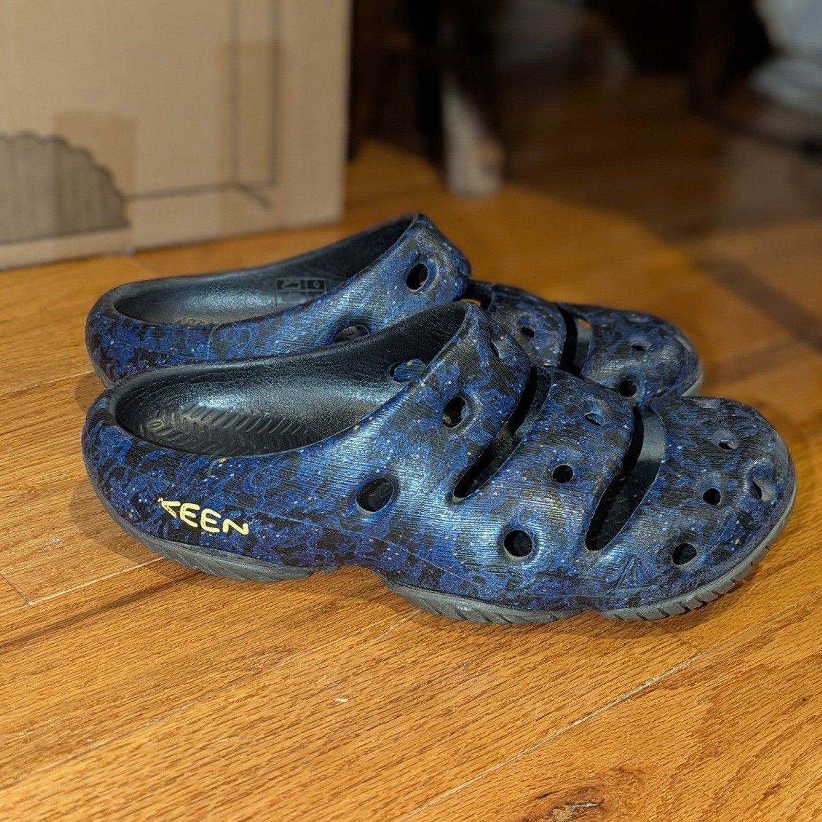 Scarpe slip on giapponesi Keen da uomo taglia 7 blu e nere Yogui Arts