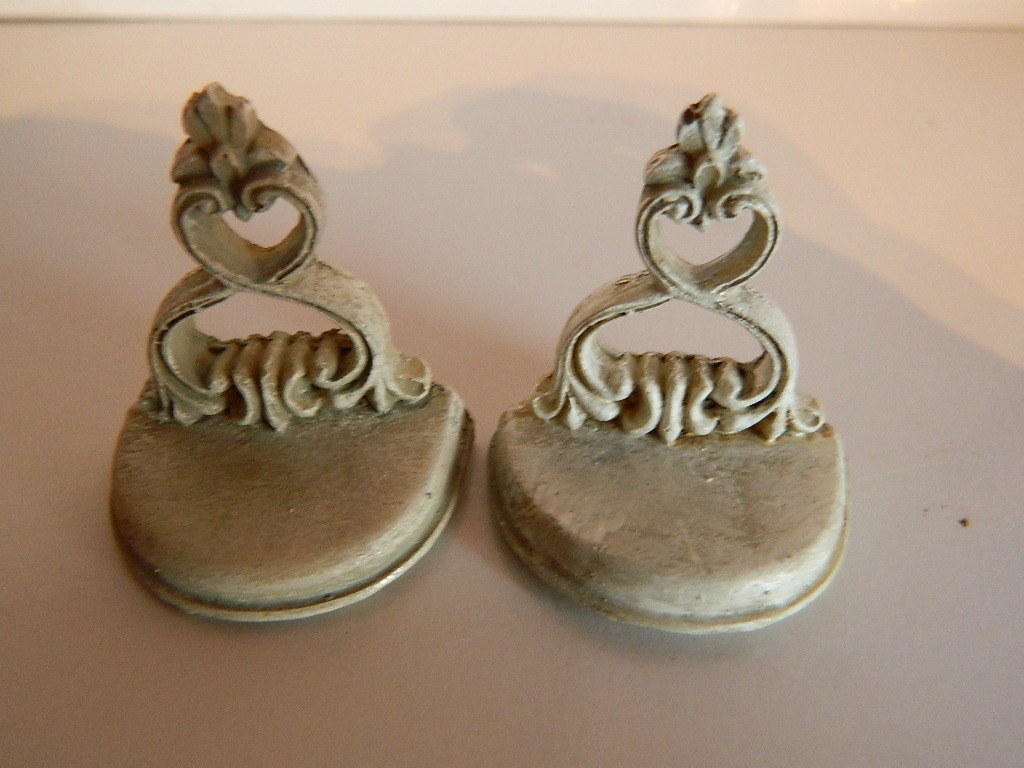 (G3.28) 1/12TH SCALE DOLLS HOUSE DECORATIVE RESIN SHELVES