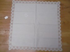 Centre de table en fil de lin ancien avec dentelle et monogramme 70x70cms