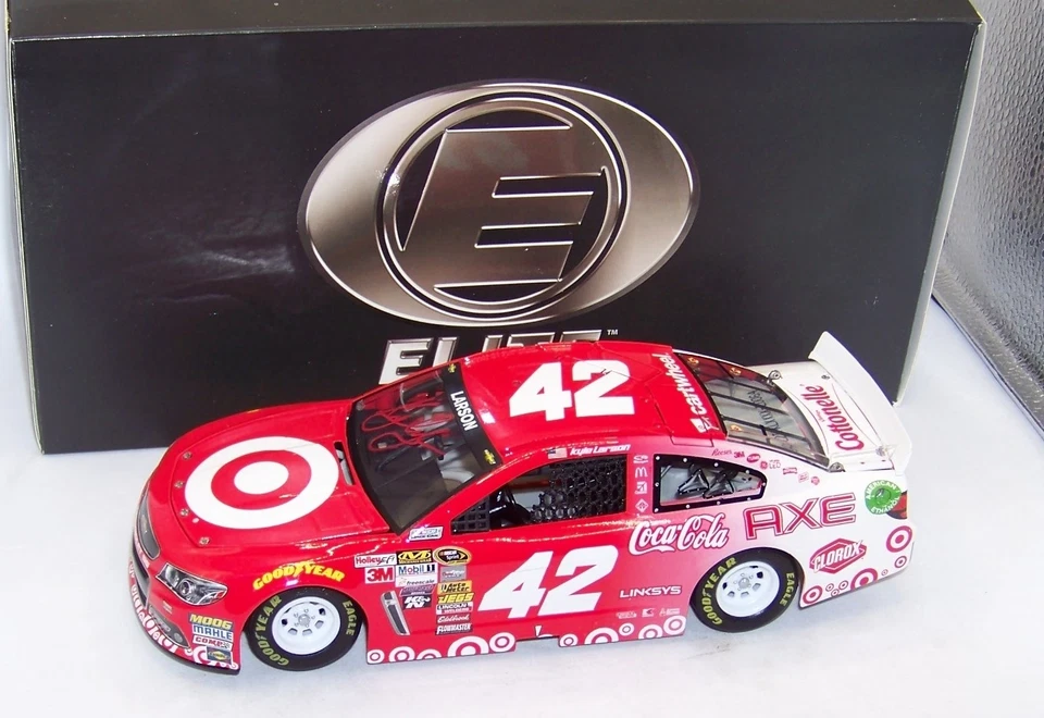 1:24 ACTION RCCA ELITE 2015 #42 ЦЕЛЬ CHEVY KYLE LARSON КРАСКА РУЧКА С АВТОГРАФОМ - Изображение 2 из 4