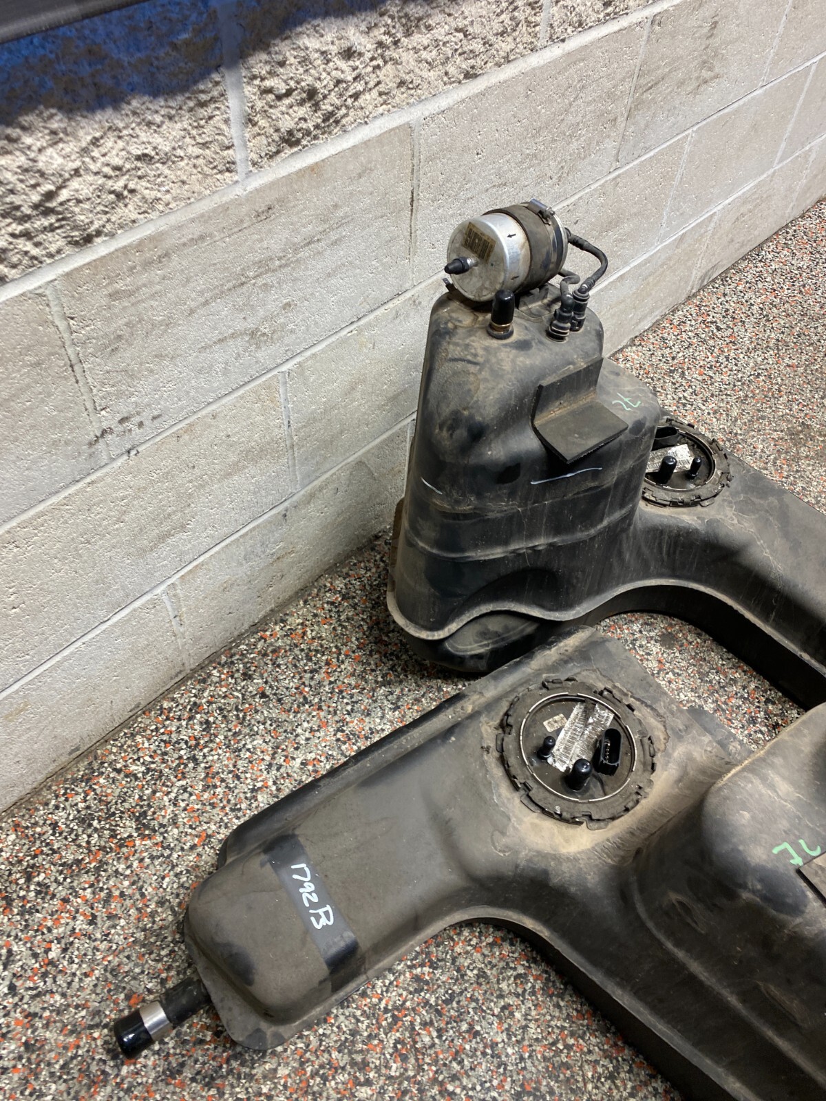 2012 AUDI R8 V10 OEM COUPE OEM FUEL TANKS PAIR DR PS LOADED WITH PUMP USED