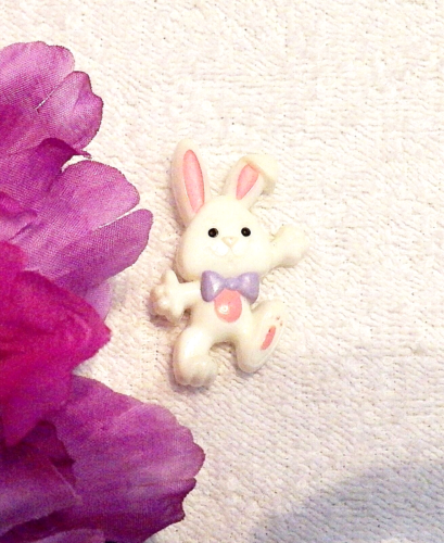 CLASSIC PIN BROOCH  RABBIT BIG PINK EARS BUNNY EASTER PURPLE BOW WHITE VL-SH - Picture 1 of 4