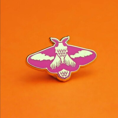 ROSY MAPLE MOTH Emaille Pin Anstecker: niedliches rosa Insekt amerikanischer Schmetterling lustiges Geschenk