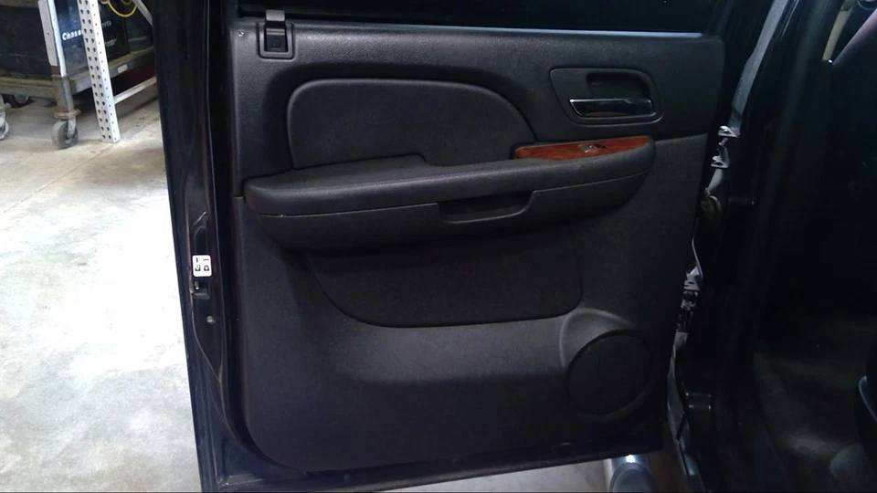 Used Front Right Door Interior Trim Panel fits: 2009 Chevrolet Suburban 1500  Gr Foto 4 de 4