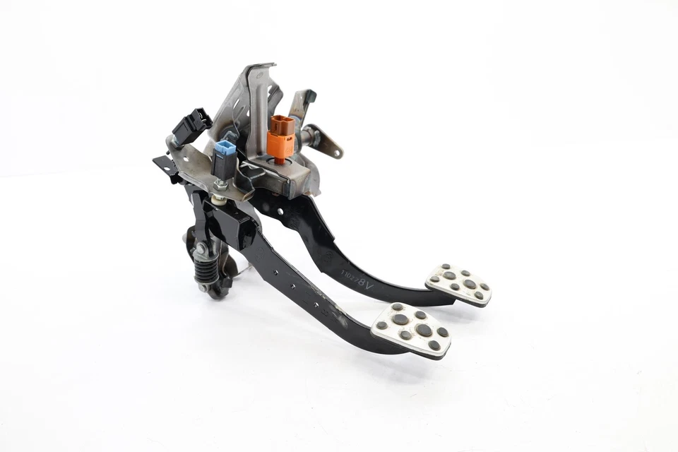 2018-2020 SUBARU WRX MANUAL TRANSMISSION BRAKE & CLUTCH PEDAL W/ BRACKET OEM - Image 2 of 4