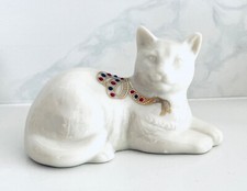 LENOX JEWELED CAT resting/lying down