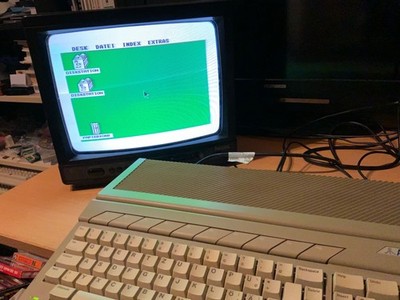 Atari 1040STFM mit Netzkabel, Diskette und Maus