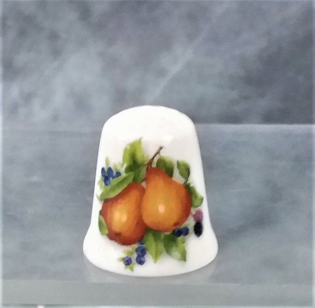 COLLECTIBLE GIMBELS THIMBLES CERAMIC THIMBLE WITH FRUIT IN THE ORIGINAL