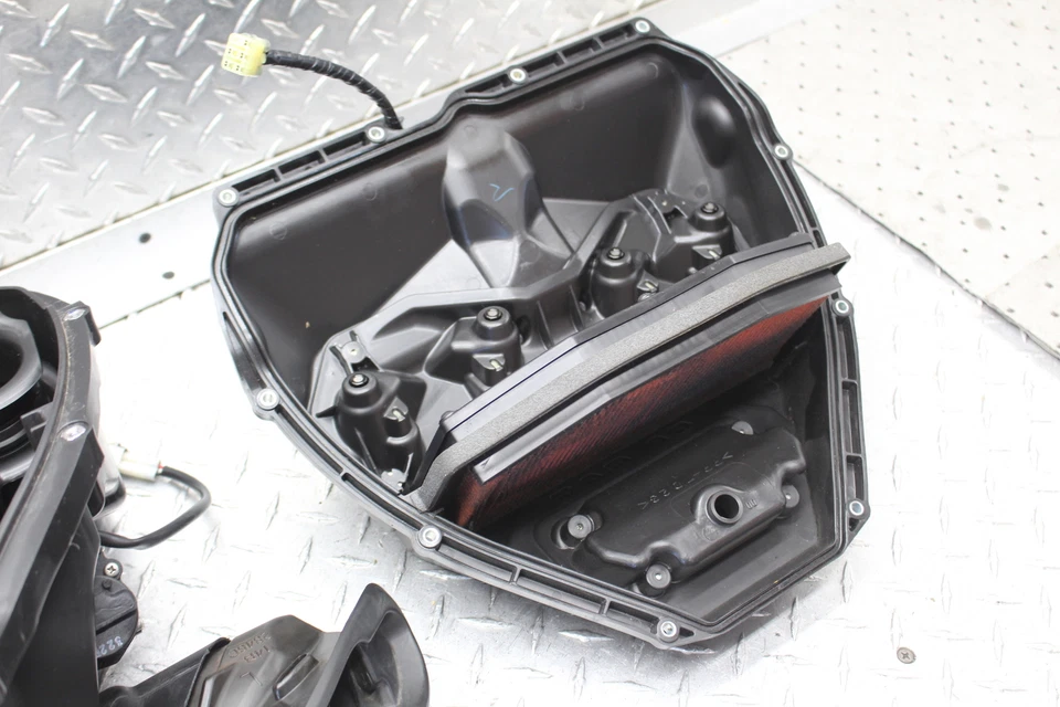 Yamaha YZF R1 2013 caja de aire con sensores filtros y conductos OEM Foto 2 de 4
