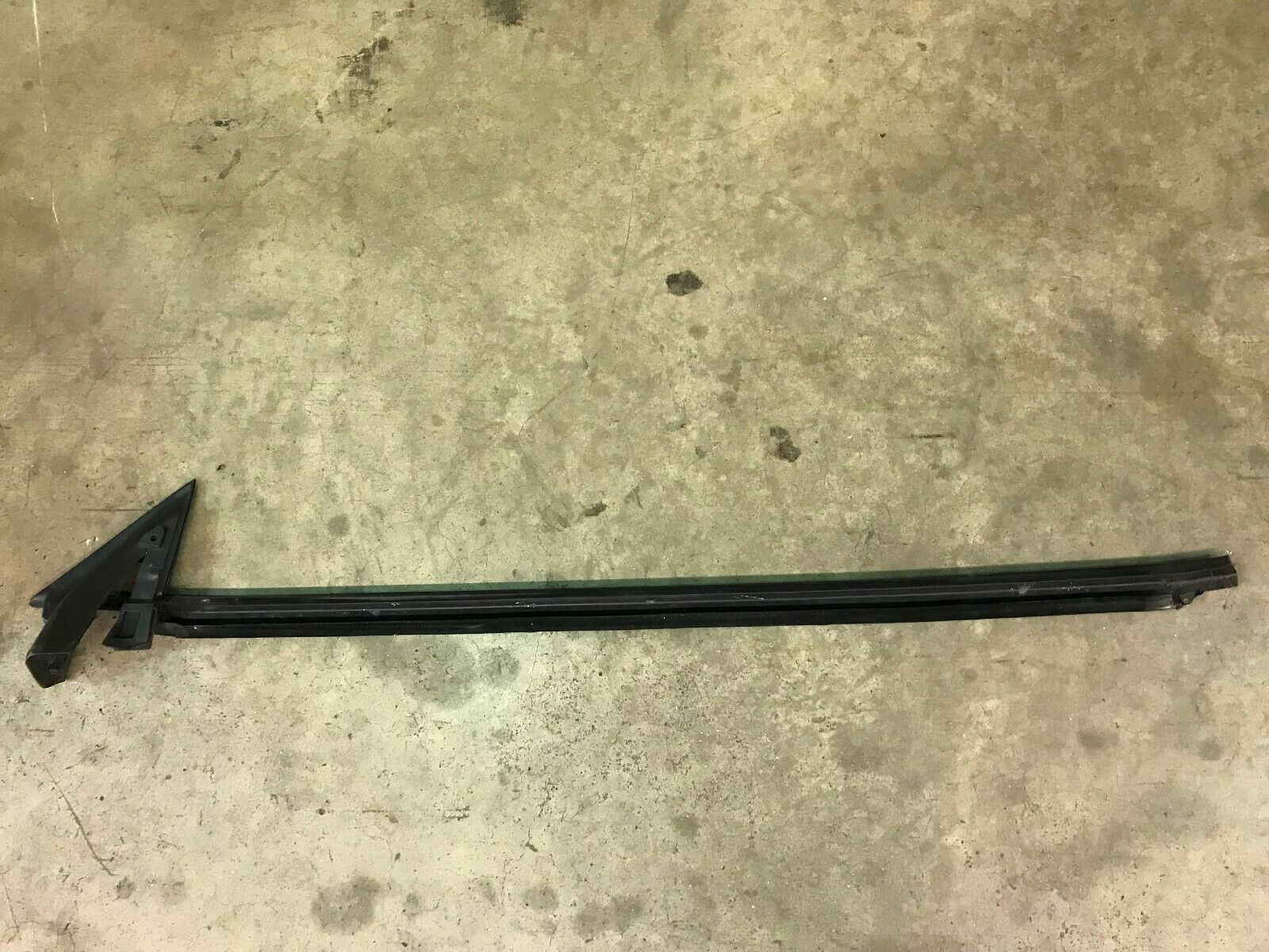 FERRARI 458 PASSENGER RIGHT SIDE DOOR OUTER GASKET SEAL RUBBER OEM 81361200