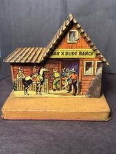 Antigua alcancía litografía de vaquero rancho X Dude de metal Toy Co Bar de Estados Unidos con tapa