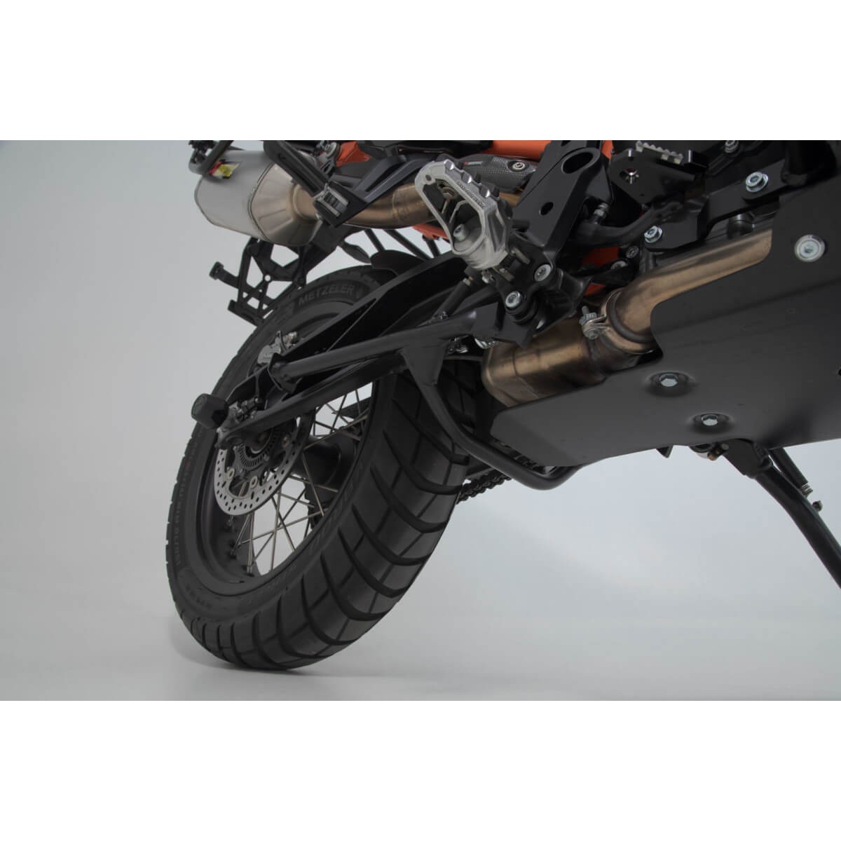 Béquille centrale KTM 890 Adventure évite la chute de moto sur sol meuble SW-Motech
