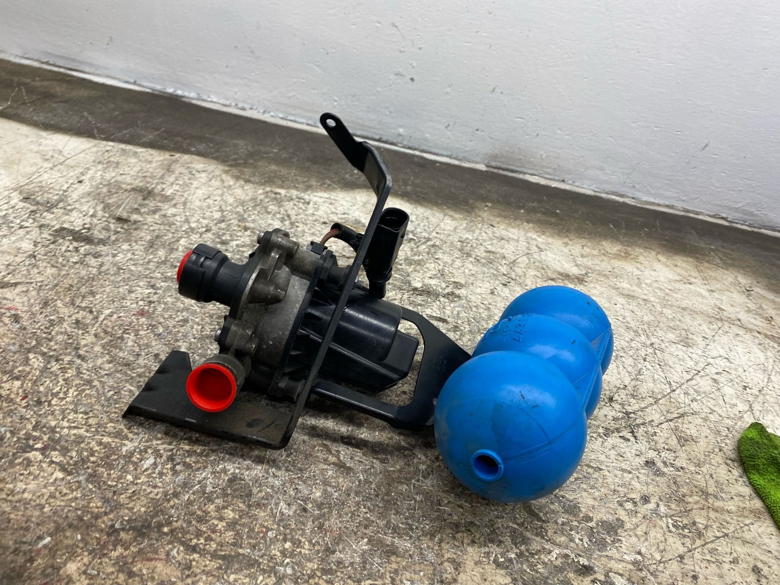 Bentley Flying Spur 2013-2018 Secondary air pump