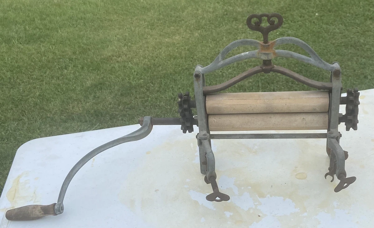 ANTIQUE CAST IRON AND WOOD WASHING MACHINE HAND CRANK WRINGER PRIMITIVE TOP ONLY