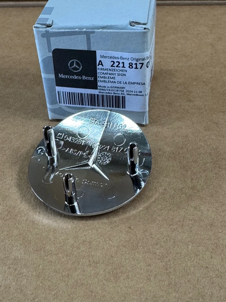 Mercedes-Benz Clase E S GENUINO Mercedes Estrella E emblema insignia en la carcasa de la parrilla NUEVO Foto 3 de 4