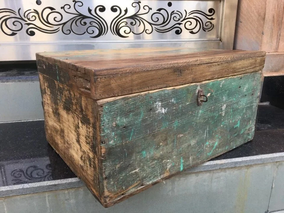 Antigua caja de almacenamiento de dinero de comerciante indio hecha a mano de madera antigua Foto 3 de 4