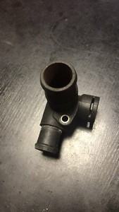 VOLKSWAGEN PASSAT B5 MOTOR WASSER KÜHLMITTEL ROHR SCHLAUCH 028121132