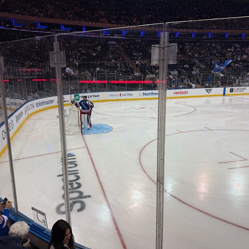 Boletos New York Rangers vs Nashville Predators 10/11/25 - PRIMERA FILA INFERIOR 104 Foto 4 de 4