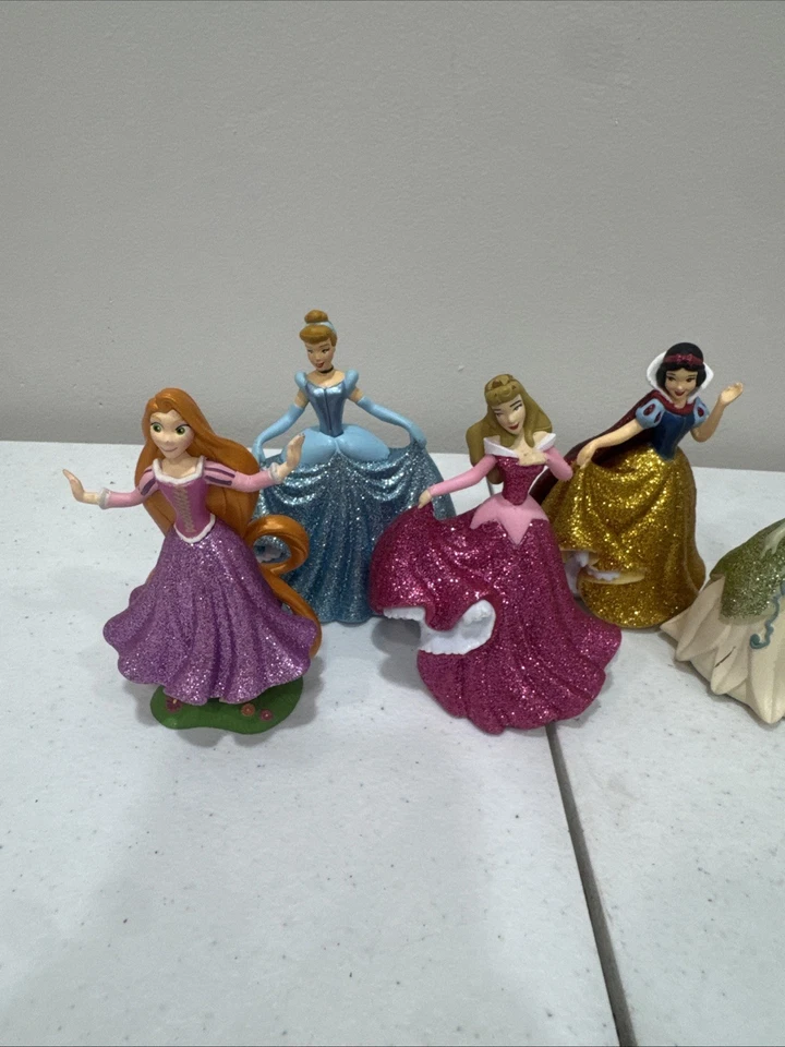 6 figuras de princesas Disney con vestidos brillantes Foto 2 de 4