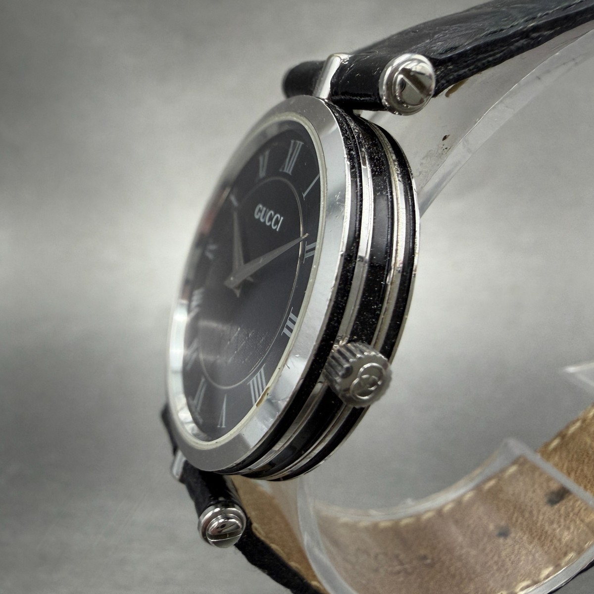 Gucci 2040M Watch Men 30mm Black Dial Silver Tone Leather Round