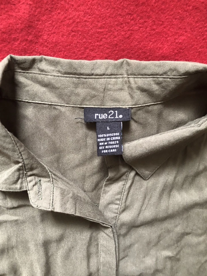 Vestido Rue21 Juniors Talla L 100% Viscosa Oliva Botones Too To Bottom Cuello Usado en Excelente Condición Foto 3 de 4