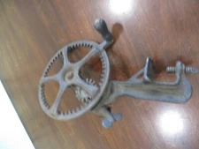 WOOD HANDLED,LARGE GEARED WORKING APPLE CORER .ANTIQUE HAND CRANK TOOL