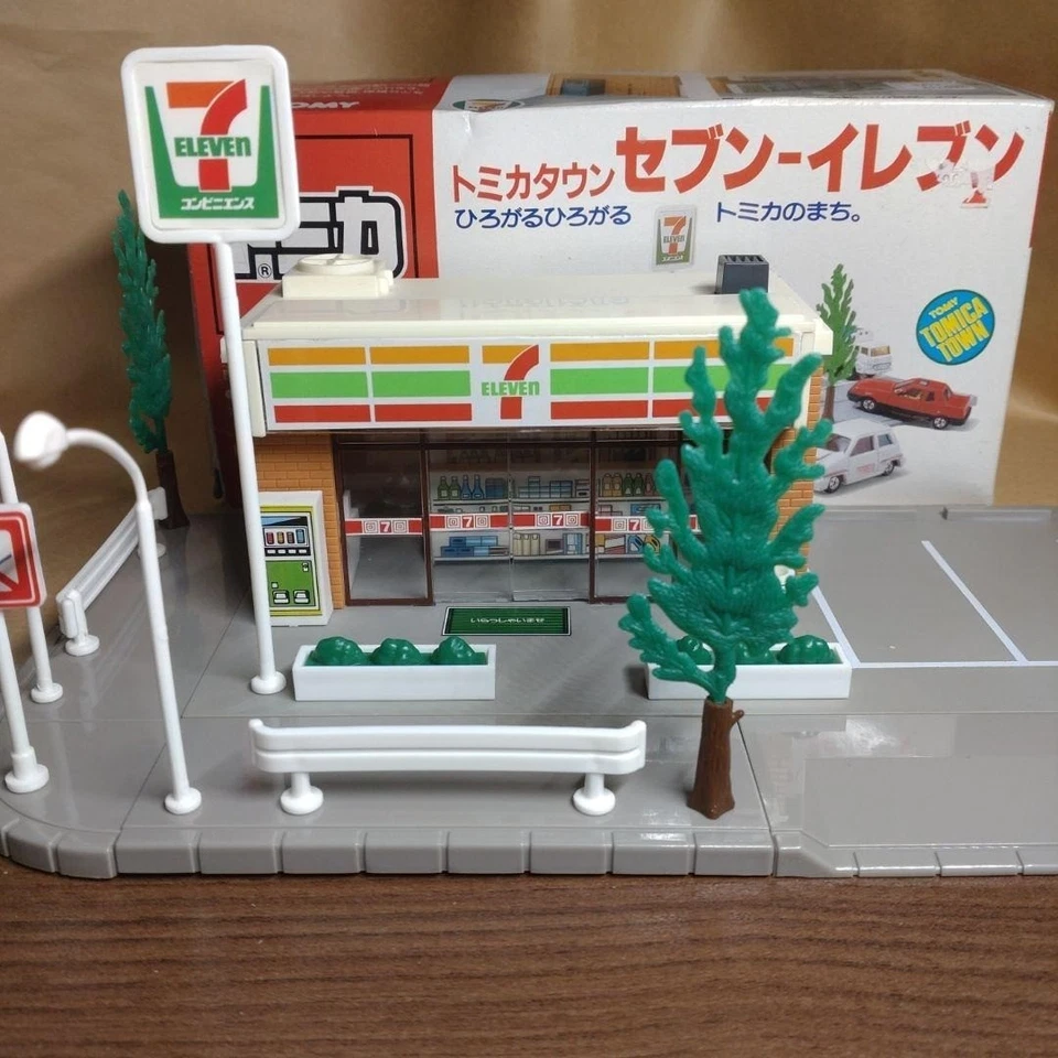 Tomica Town 7-Eleven convenience store TOMY Japan - Image 2 of 4