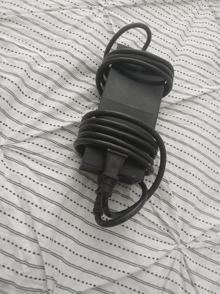 Consola de juegos Microsoft Xbox One Halo 5 Guardians Edition 1 TB con cable Foto 4 de 4