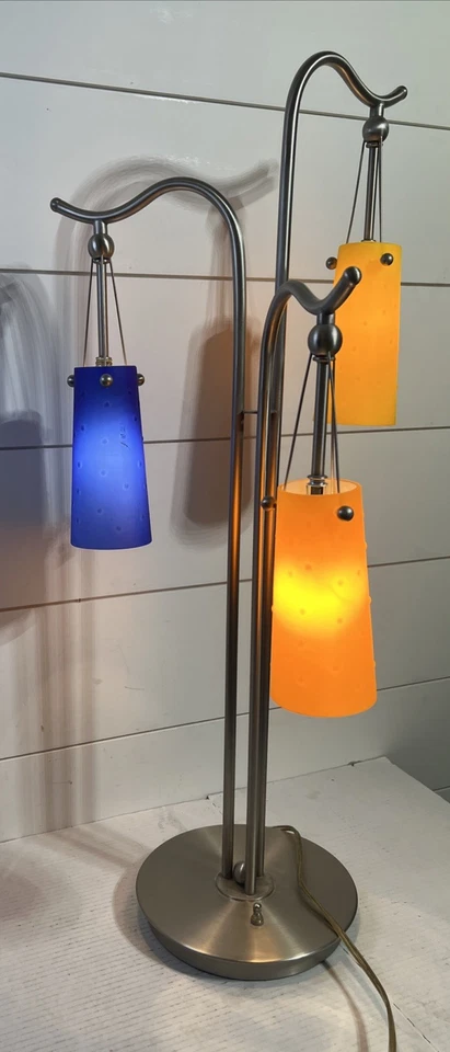 Lámpara de mesa moderna contemporánea de vidrio azul, naranja y amarillo de níquel cepillado VNT Foto 3 de 4