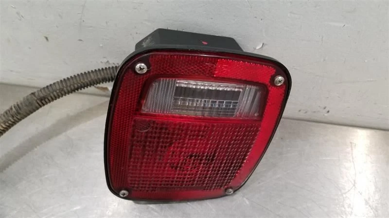 19 DODGE RAM 3500 CABINA CHASIS LUZ TRASERA LUZ TRASERA PASAJERO DERECHO INCANDESCENTE Foto 3 de 4