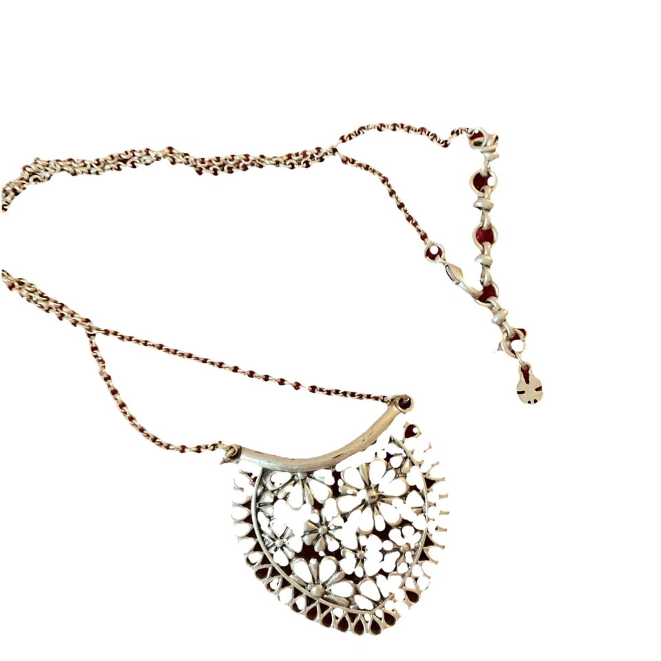 Collar escudo flor marca Lucky de 20" Foto 2 de 3