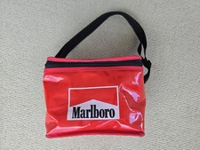 Paquete de seis bolsas de transporte aisladas para cigarrillos Marlboro