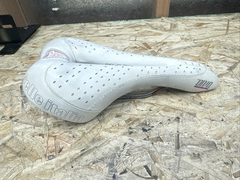 145mm Wide SELLE ITALIA DIVA LADY GEL FLOW Saddle - VANOX RAILS - WHITE - 261g - Image 2 of 4