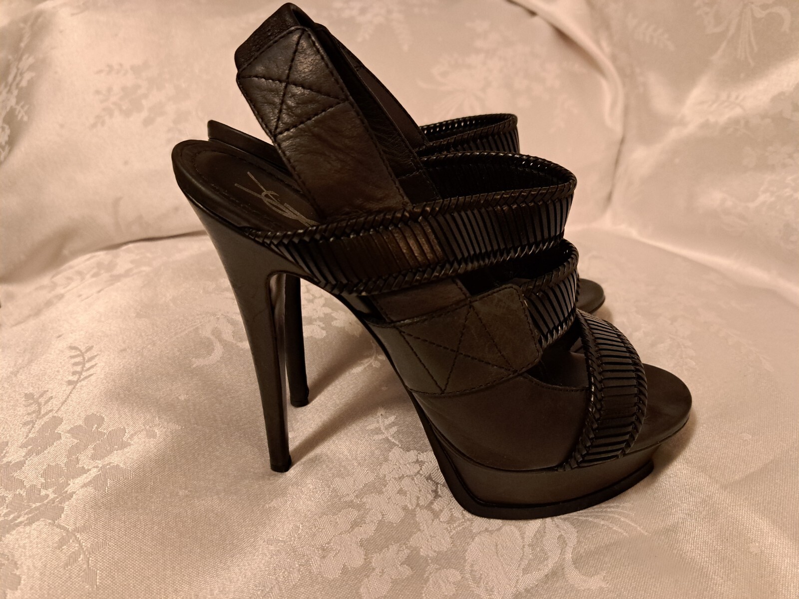 Sandali neri Yves Saint Laurent in pelle con cinturini a stiletto taglia 39 5