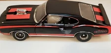 ACME 1:18 1972 OLDSMOBILE 442 HURST DRAG OUTLAWS - TOM GARAGE VERSION-A1805621TG