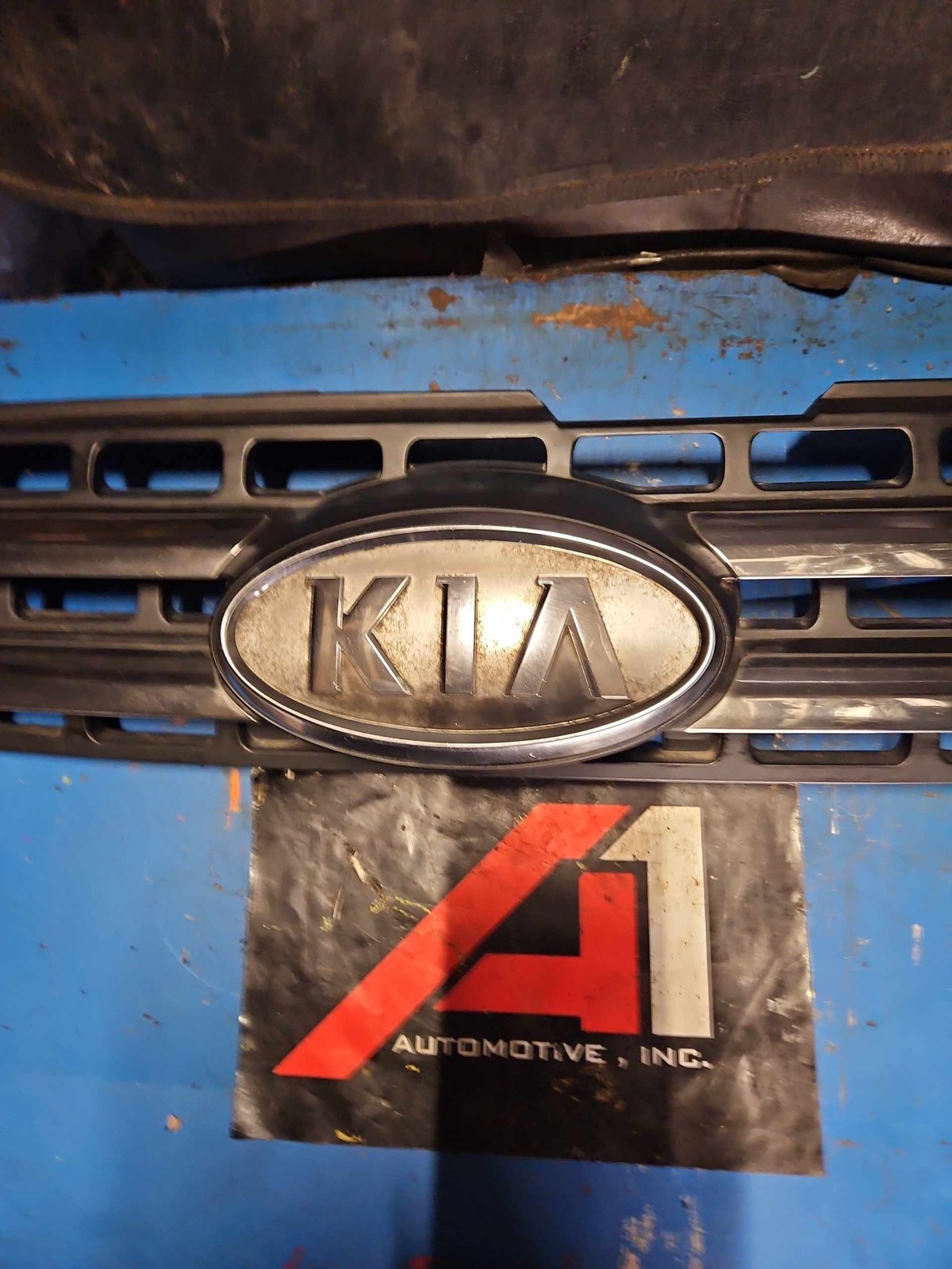 05-08 KIA SPORTAGE Grille Black W/Chrome Surround Horizontal Billet 'Badge' OEM