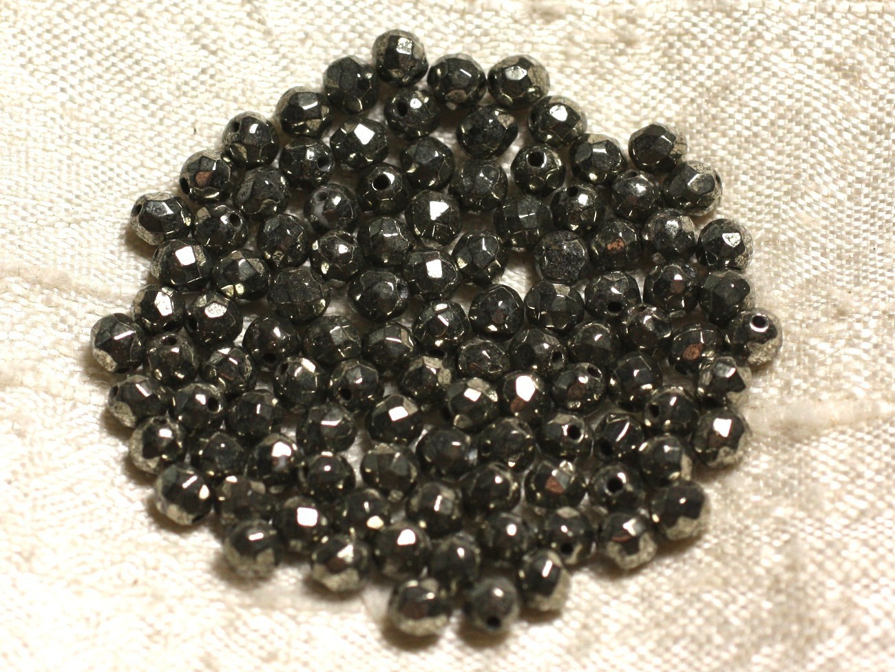 Perles pierre Pyrite facettée 4mm au reflet métal or de qualité premium